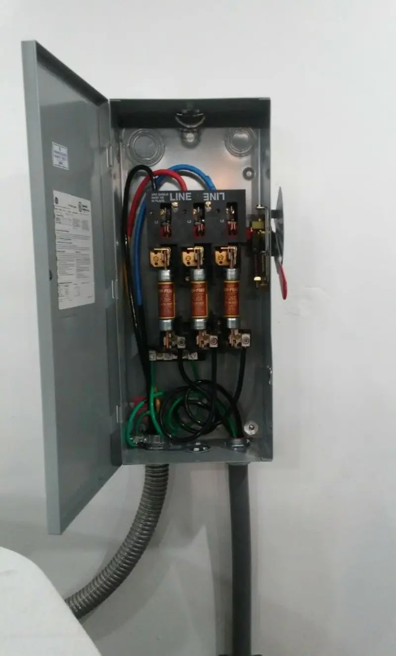 Three-phase disconnect switch installed for Smoke Detector Installation in El Jebel